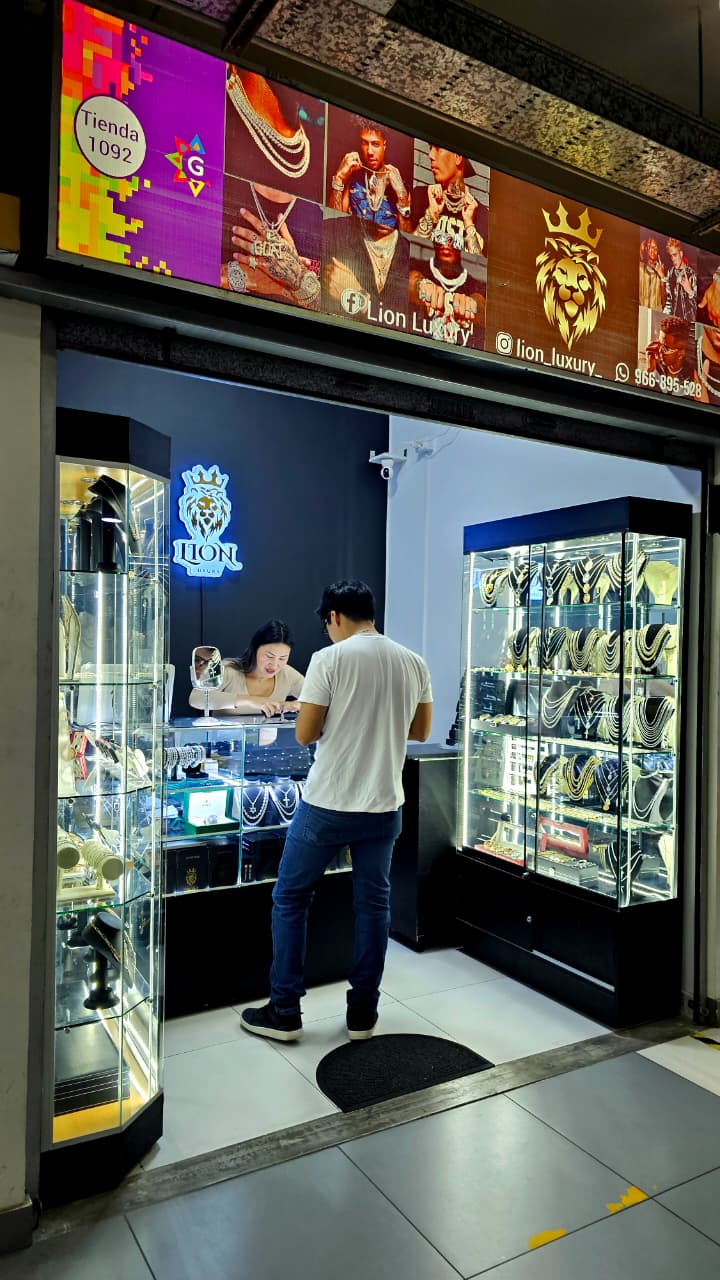 Tienda Lion Luxury en Galaxy Plaza, Chorrillos
