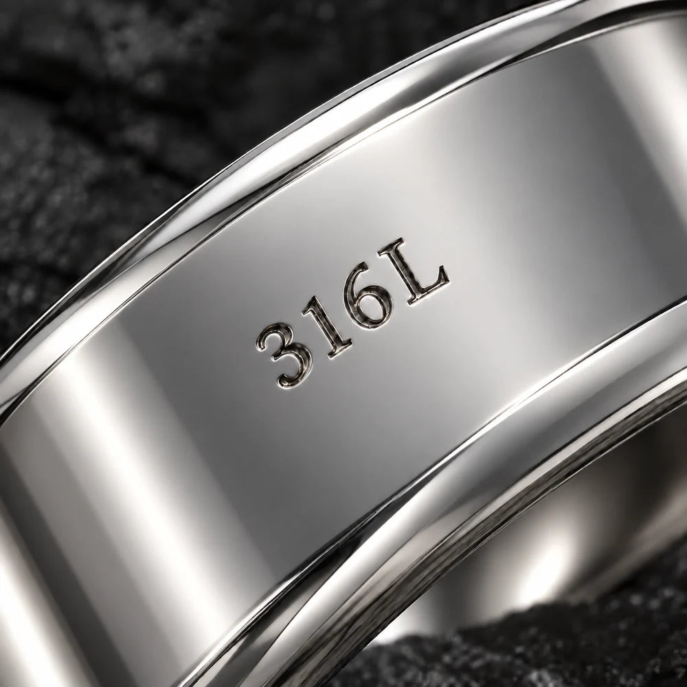 Detalle de un anillo de acero pulido plateado con grabado 316L