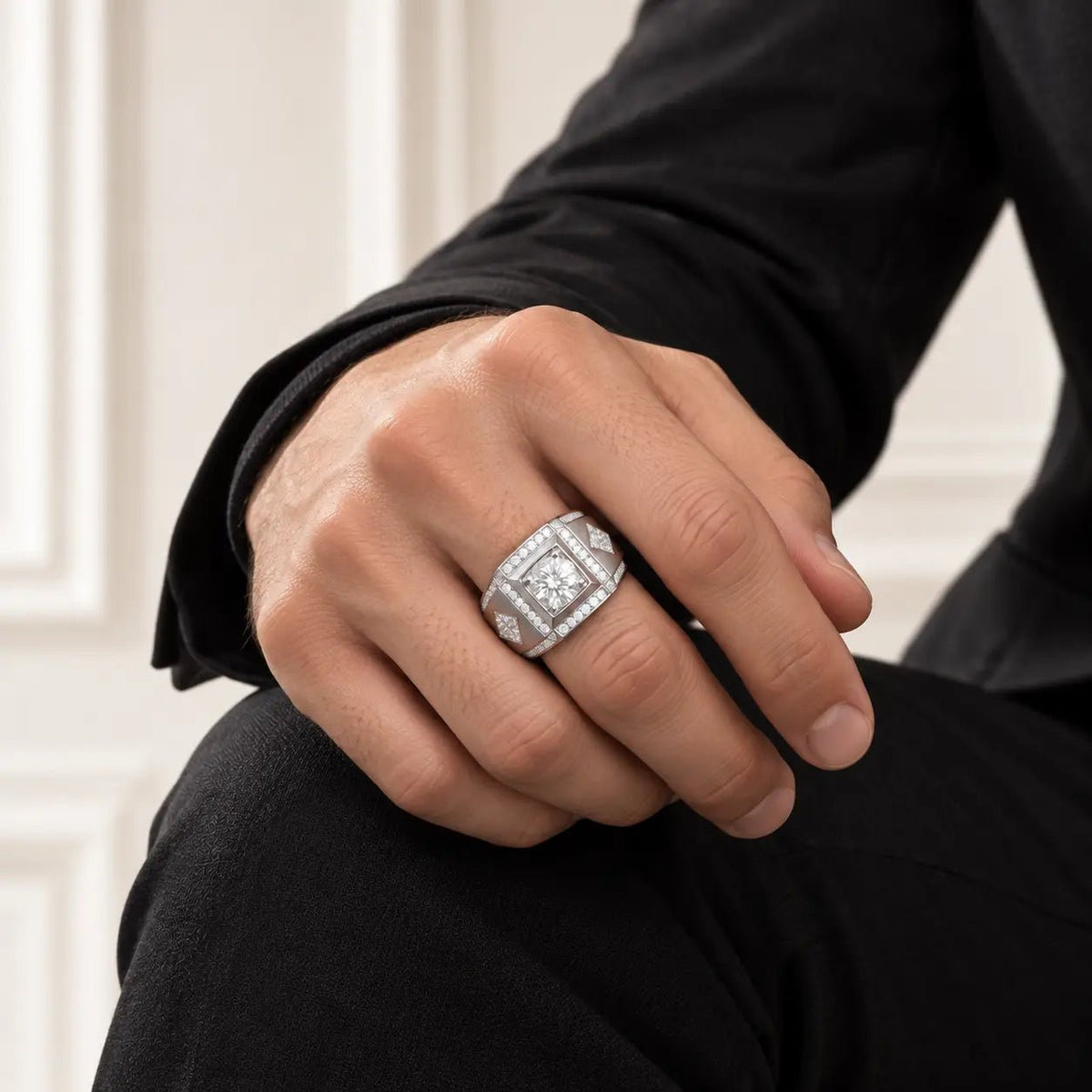 Anillo GeoLux de plata 925 con moissanita, en mano de modelo.