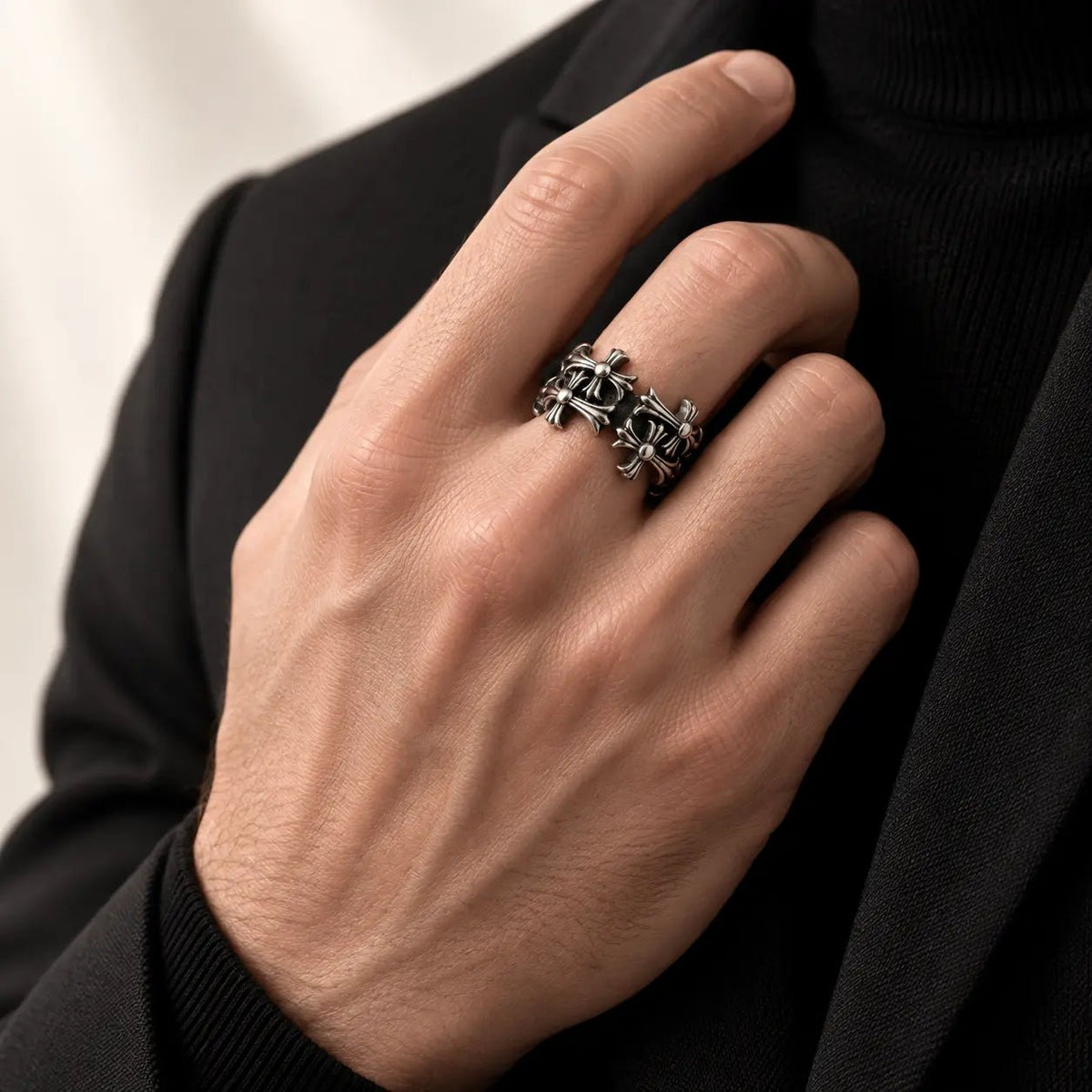 Anillo Crown of Crosses 12.5 mm de acero 304L, en la mano de un modelo.