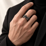 Anillo Crown of Crosses 12.5 mm de acero 304L, en la mano de un modelo.