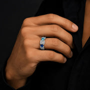 Anillo Blue Forge de plata 925 con moissanita, en mano de modelo.