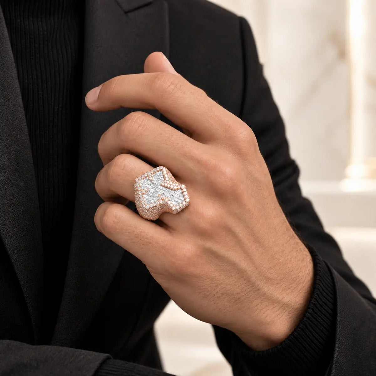 Anillo Royal Ice de plata 925 con moissanita, en mano de modelo.