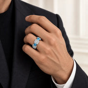 Anillo Blue Forge de plata 925 con moissanita, en mano de modelo.
