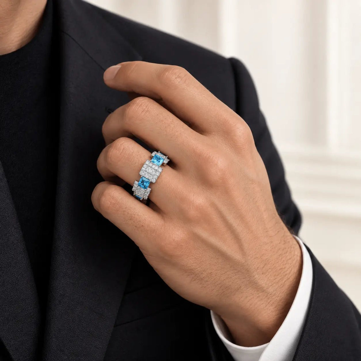 Anillo Blue Forge de plata 925 con moissanita, en mano de modelo.
