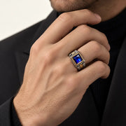 Anillo Blue Magic de acero 316L con circonia 5A, en mano de modelo.