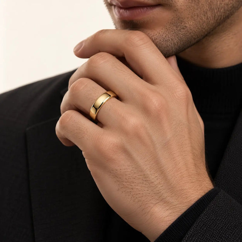 Anillo de tungsteno, en mano de modelo.