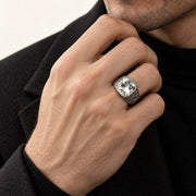 Anillo Hero de acero 316L con circonia 5A, en mano de modelo.