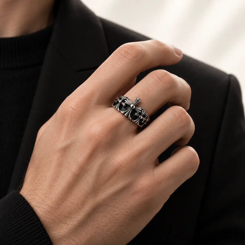 Anillo Trilogy Cross 18.5 mm de acero 304L, en la mano de un modelo.