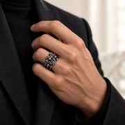 Anillo Cross of King 15 mm de acero 304L, en la mano de un modelo.