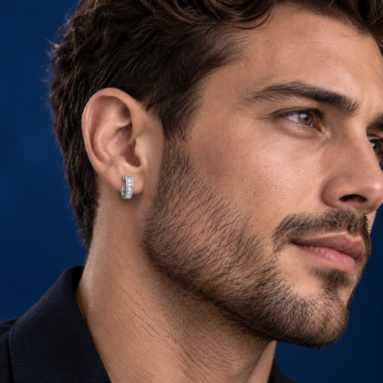 Arete Arc 13 mm de Plata 925 con Moissanita, acabado plateado, puesto en modelo masculino | Lion Luxury