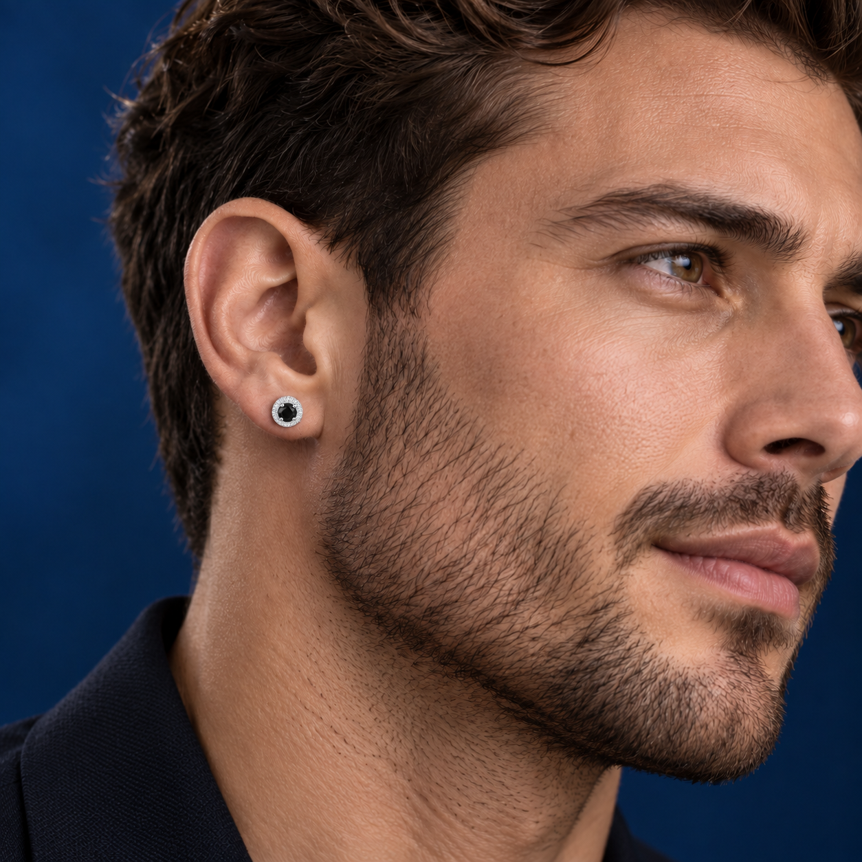 Arete Astra Black 6.5 mm de Plata 925 con Moissanita, acabado negro, puesto en modelo masculino | Lion Luxury