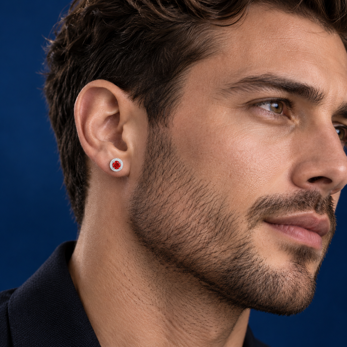 Arete Astra Red 6.5 mm de Plata 925 con Moissanita roja, puesto en modelo masculino | Lion Luxury