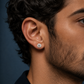 Arete Diamond 11 mm de Plata 925 con Moissanita puesto en modelo masculino | Lion Luxury