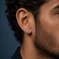 Arete Diamond 7 mm de Plata 925 con Moissanita puesto en modelo masculino | Lion Luxury