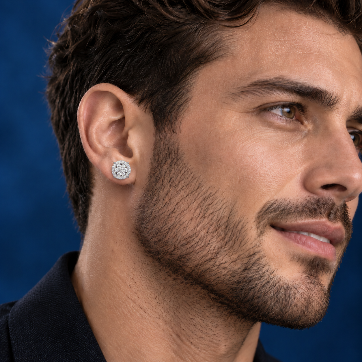 Arete Essencial 9 mm de Plata 925 con Moissanita puesto en modelo masculino | Lion Luxury