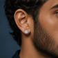 Arete Magic 10 mm de Plata 925 con Moissanita puesto en modelo masculino | Lion Luxury