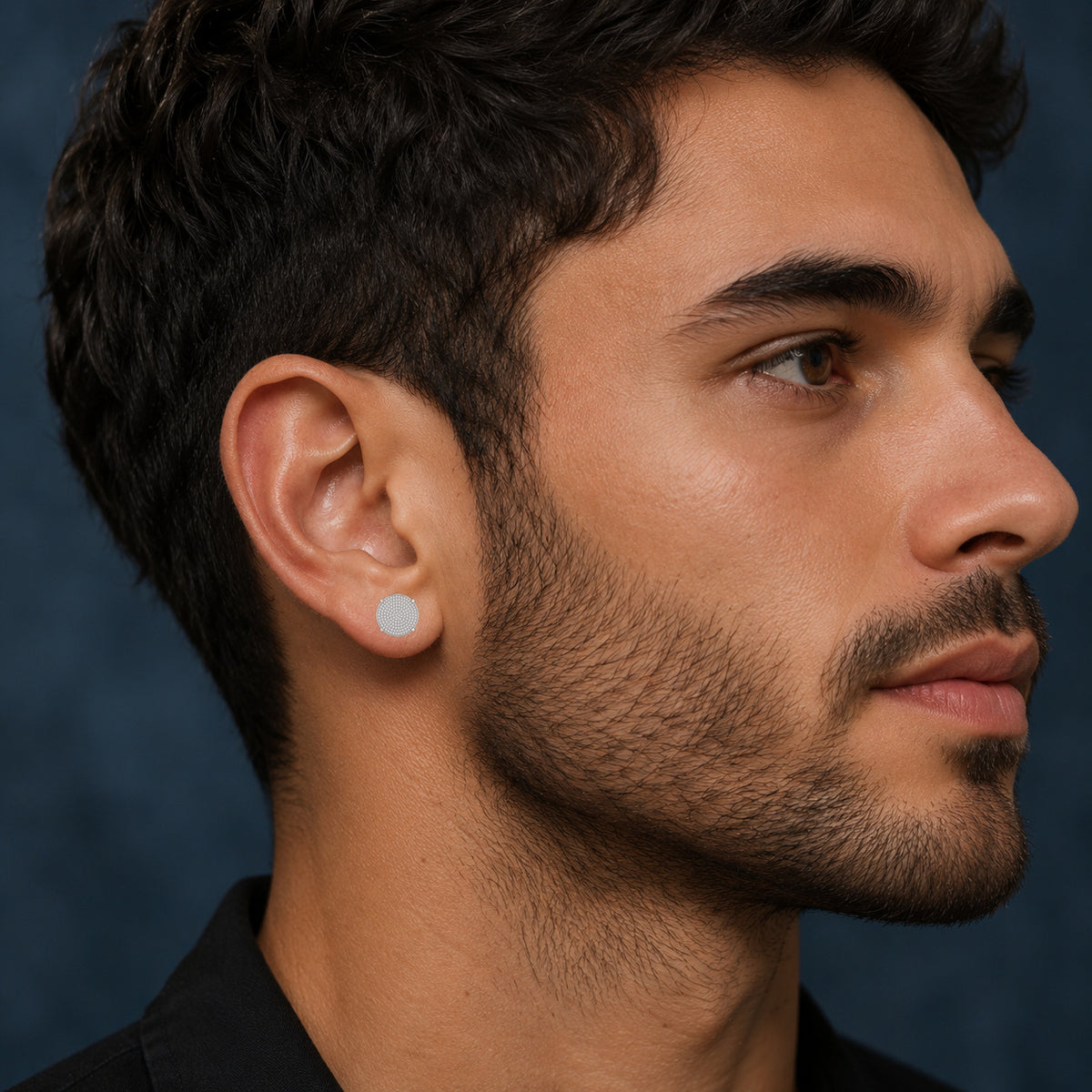 Arete Magic 10mm para hombre, Plata 925 con Moissanita, en modelo masculino — simulación visual de 10 mm. Lion Luxury.