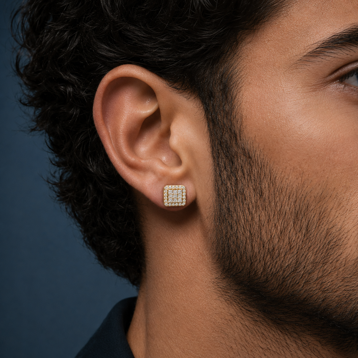 Arete Noble 6.5 mm de Plata 925 con Moissanita puesto en modelo masculino | Lion Luxury