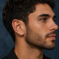 Arete Ovaline 4mm – Plata 925 con Moissanita. Simulación visual en modelo masculino, tamaño representado 4 mm, puesto en el lóbulo. Lion Luxury.