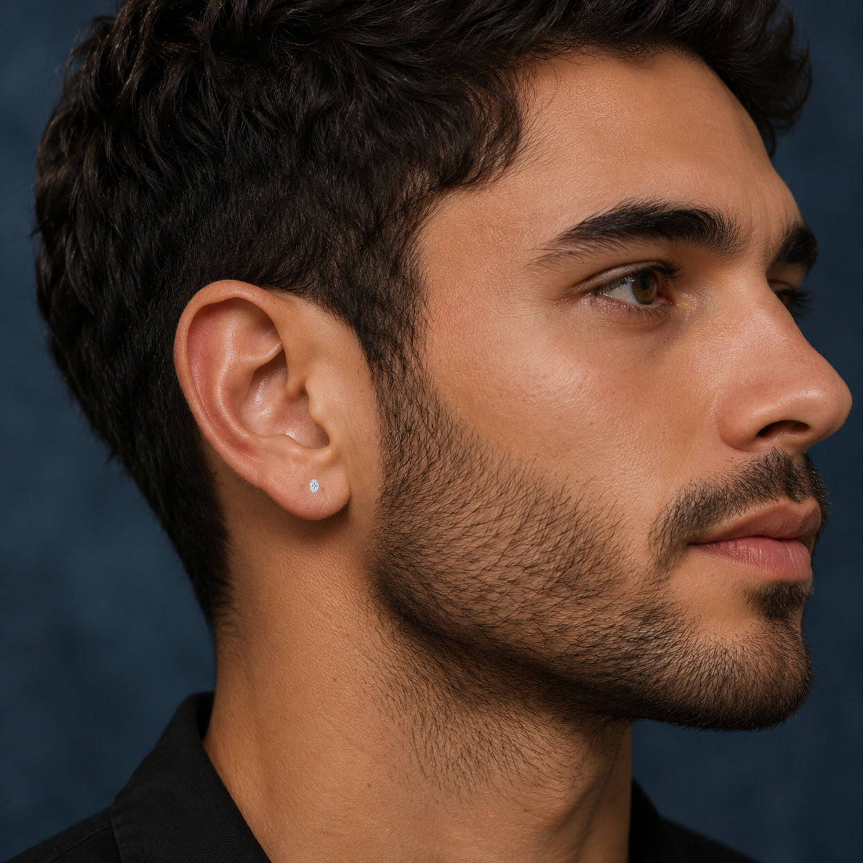 Arete Ovaline 4mm – Plata 925 con Moissanita. Simulación visual en modelo masculino, tamaño representado 4 mm, puesto en el lóbulo. Lion Luxury.