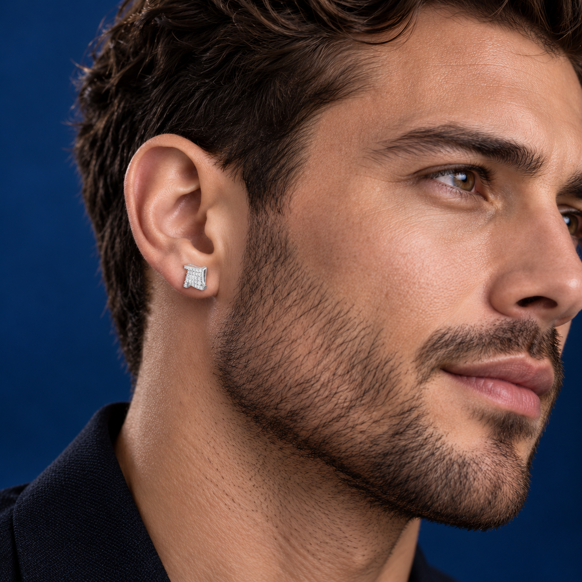 Arete Real Shine 8 mm de Plata 925 con Moissanita, puesto en modelo masculino | Lion Luxury