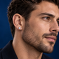 Arete Splendor 6 mm de Plata 925 con Moissanita, puesto en modelo masculino | Lion Luxury