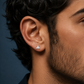 Arete Triangle 5.5 mm de Plata 925 con Moissanita puesto en modelo masculino | Lion Luxury