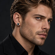 Arete MidNight 9 mm de plata 925 con moissanita, en oreja de modelo.