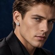Arete Trilogy 10 mm de plata 925 con moissanita, en oreja de modelo.