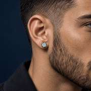 Arete Darkion 9 mm de acero 304L con circonia 5A, en la oreja de un modelo.