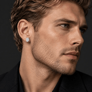 Arete Oval Ice 9.5 mm de plata 925 con moissanita, en oreja de modelo.