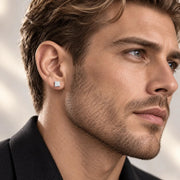 Arete Draco Premium Imantado 6 mm de acero 316L con moissanita, en la oreja de un modelo.