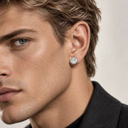 Arete Drakthar 9 mm de acero 304L con circonia 5A, en la oreja de un modelo.