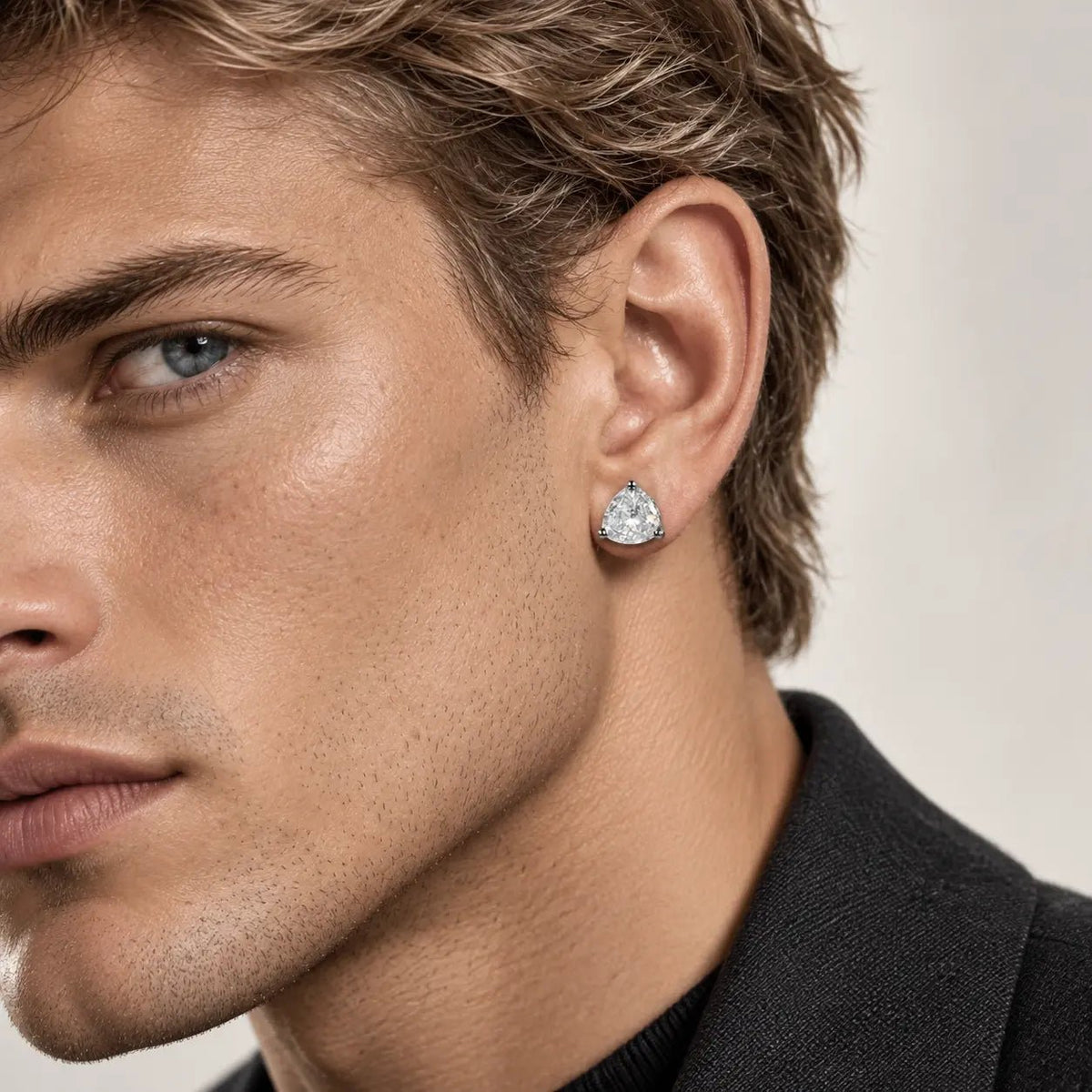 Arete Drakthar 9 mm de acero 304L con circonia 5A, en la oreja de un modelo.