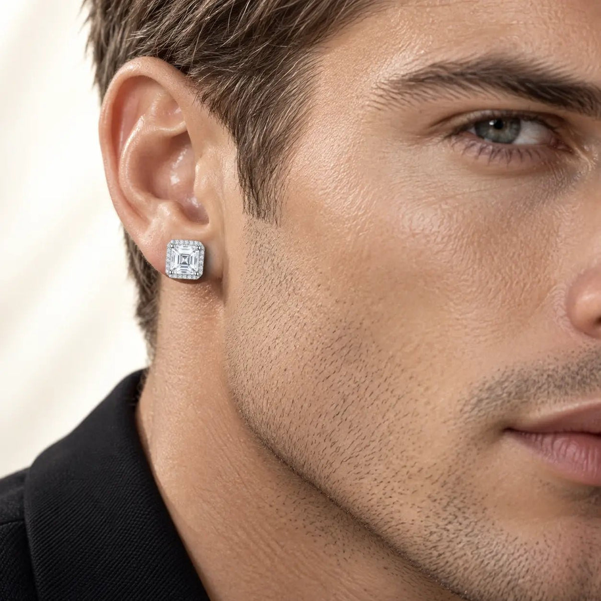 Arete Lumenis 9 mm de plata 925 con moissanita, en oreja de modelo.