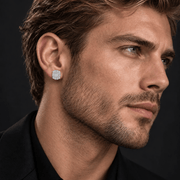 Arete One Hundred Diamond 11 mm de plata 925 con moissanita, en oreja de modelo.