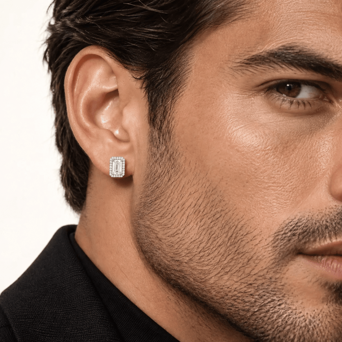 Arete Majestic 9.5 mm de plata 925 con moissanita, en oreja de modelo.