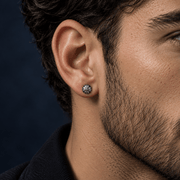Arete Malveris 6 mm de acero 304L, en la oreja de un modelo.