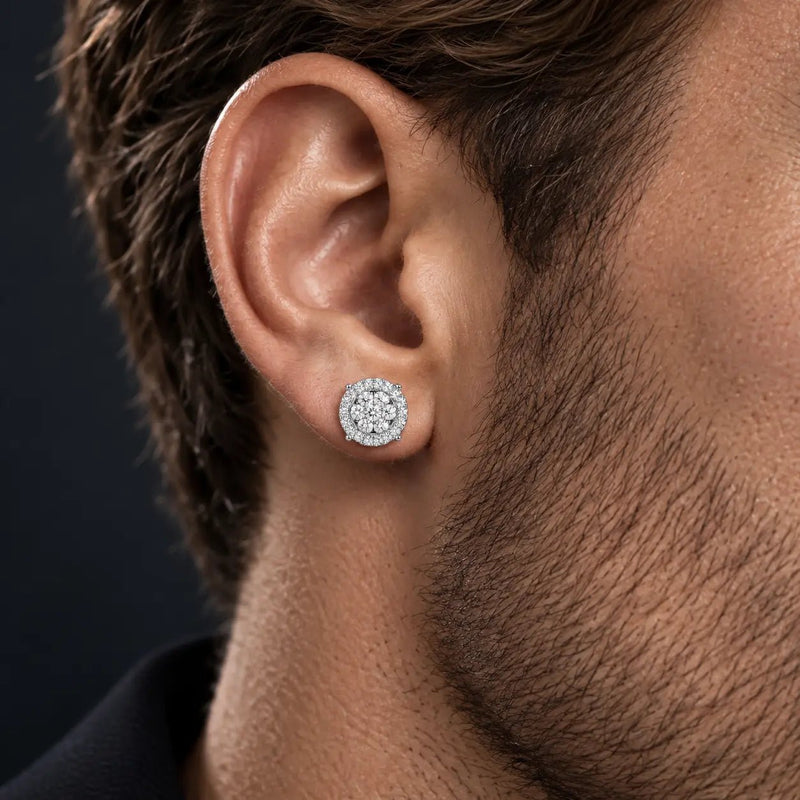 Arete Aura 9 mm de plata 925 con moissanita, en oreja de modelo.