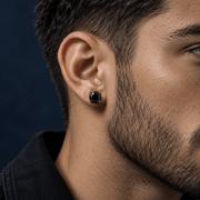 Arete Ravenor 8 mm de acero 304L con circonia 5A, en la oreja de un modelo.
