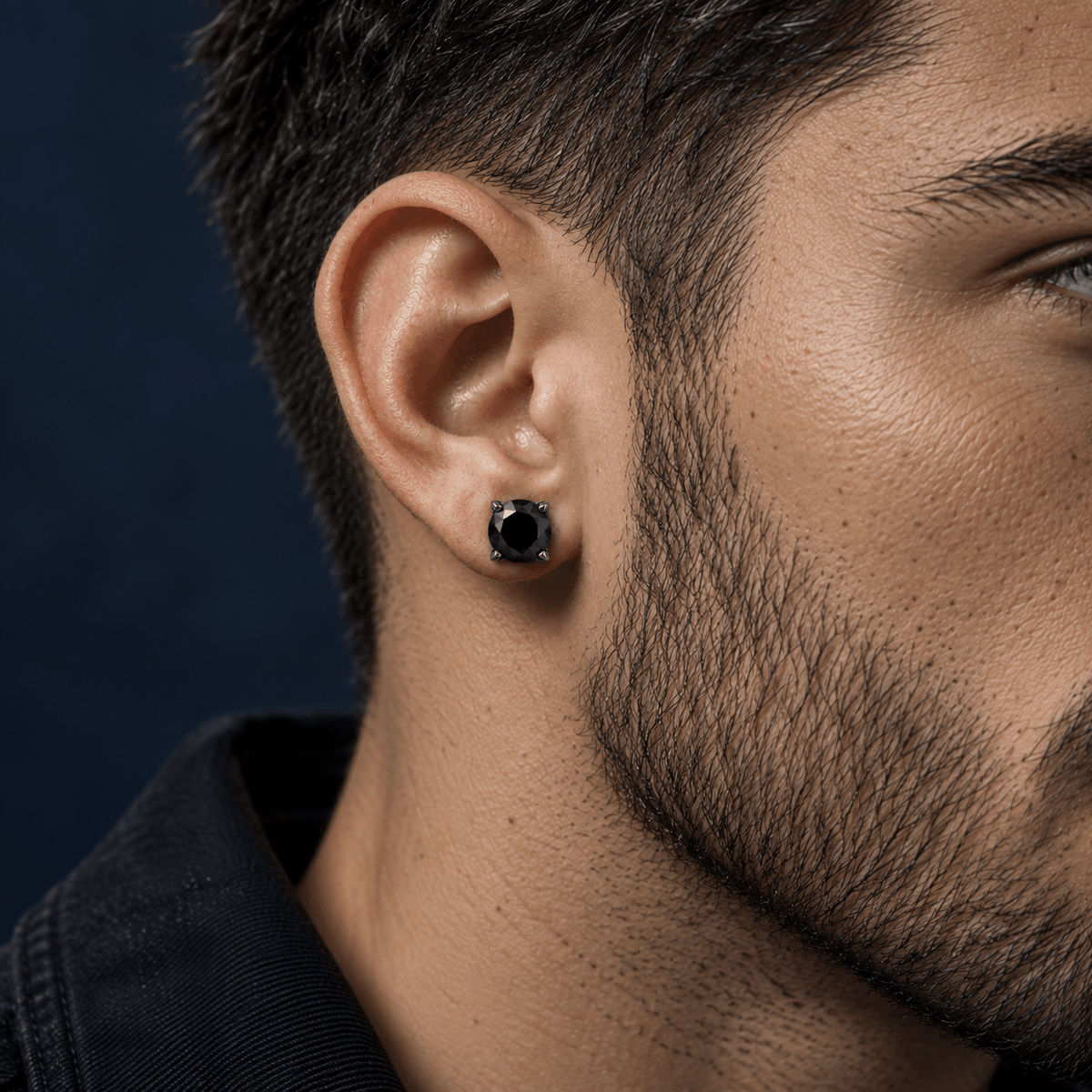 Arete Ravenor 8 mm de acero 304L con circonia 5A, en la oreja de un modelo.