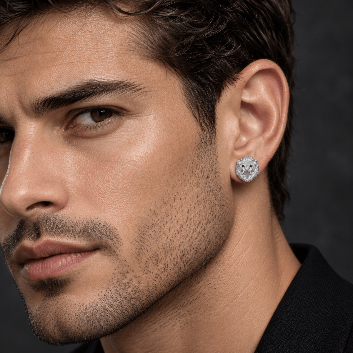 Arete Lion King 12 mm de plata 925 con moissanita, en oreja de modelo.
