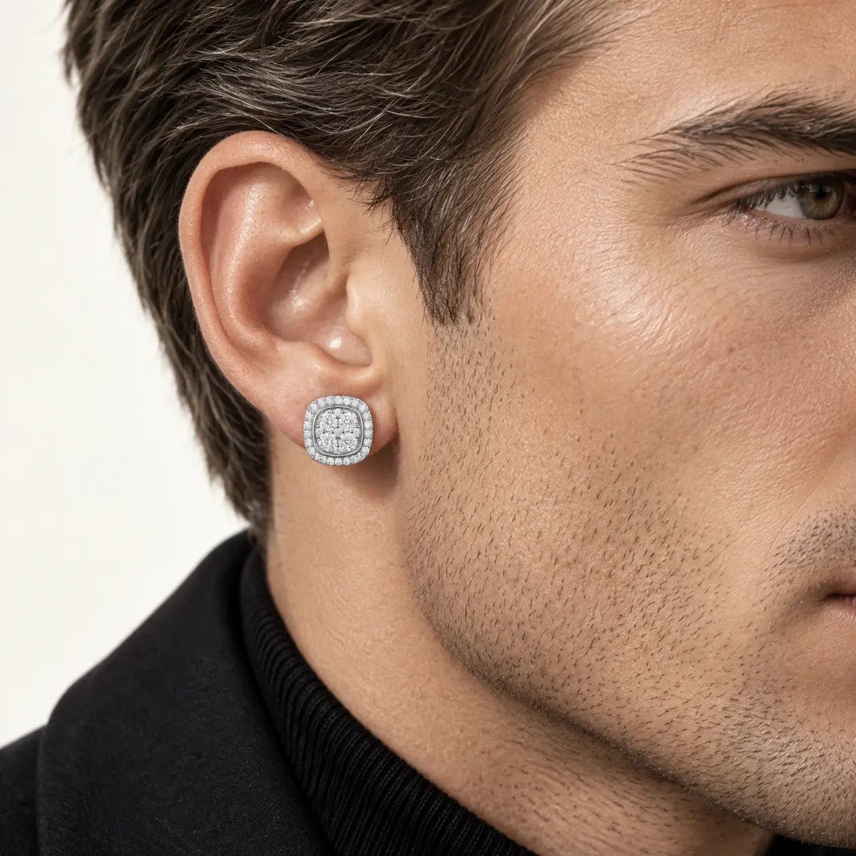 Arete Moiss Flex 10 mm de plata 925 con moissanita, en oreja de modelo.