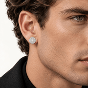 Arete Mole 10 mm de plata 925 con moissanita, en oreja de modelo.