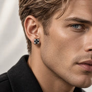 Arete Dominus Cross 8.5 mm de acero 304L, en la oreja de un modelo.