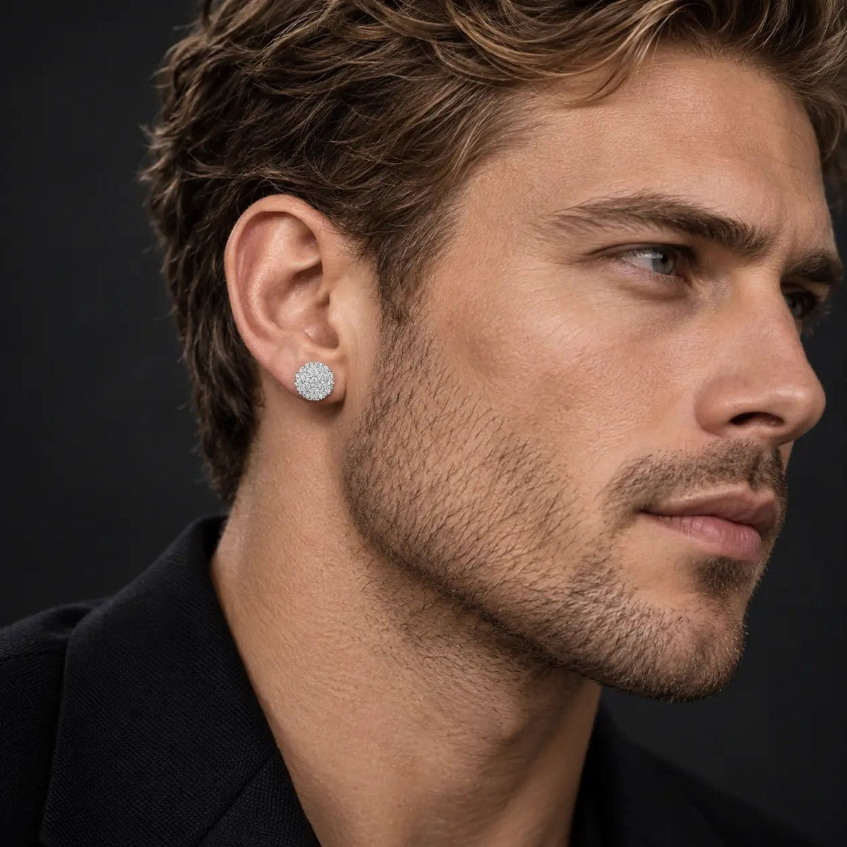 Arete Diamond Frost 10 mm de plata 925 con moissanita, en oreja de modelo.