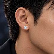 Arete Astra 7.5 mm de plata 925 con moissanita, en oreja de modelo.