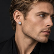 Arete Rilievo 11 mm de plata 925 con moissanita, en oreja de modelo.