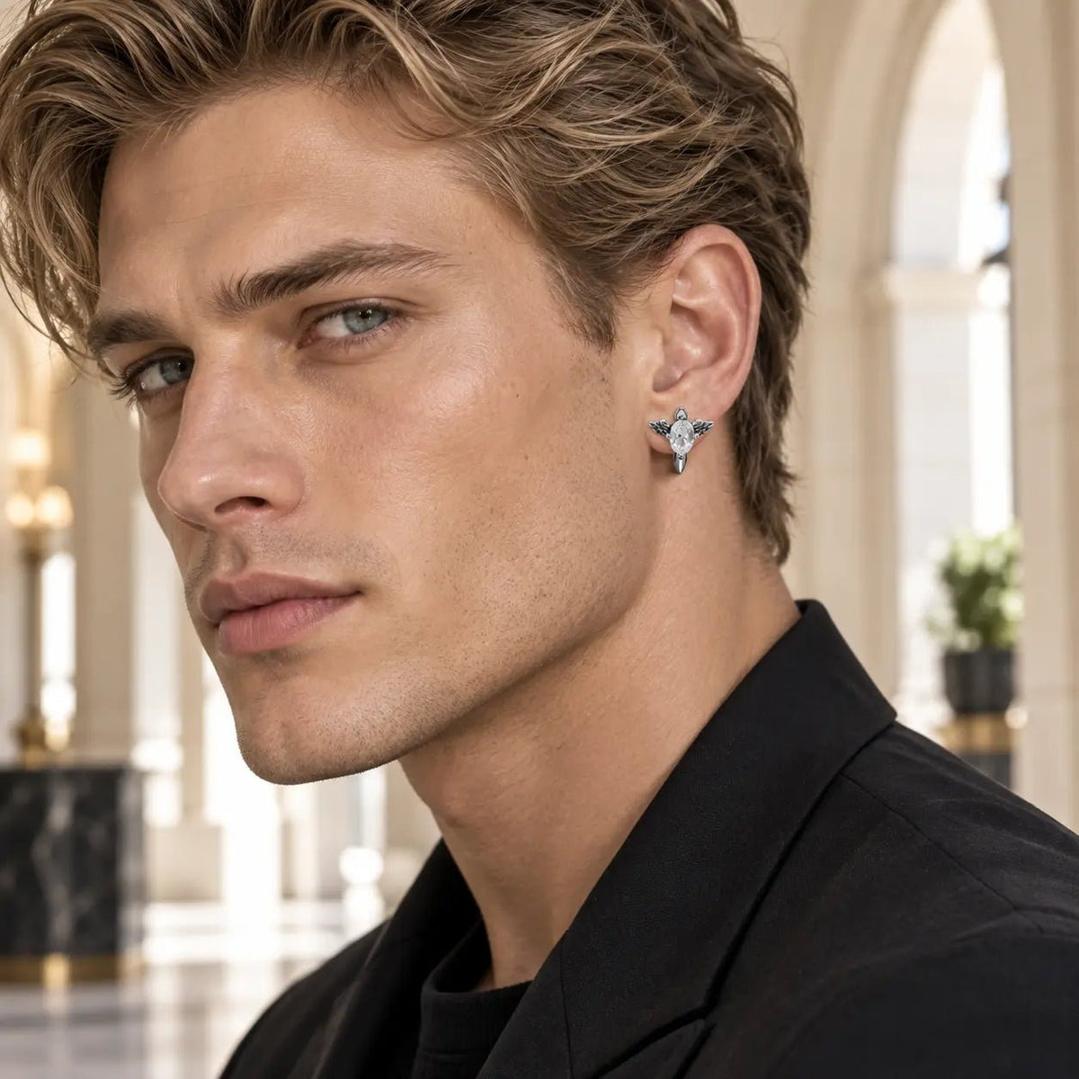 Arete Raven Cross 15 mm de acero 304L con circonia 5A, en la oreja de un modelo.